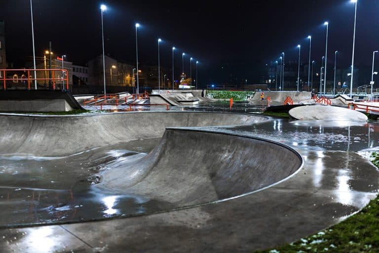 How to skateboard for beginners The complete guide SkateboardersHQ